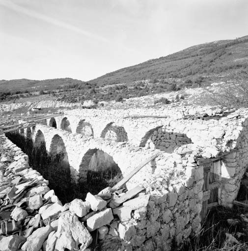 Intérieur de la bergerie, vue d'ensemble depuis le sud-est. ; Gréolières, le Plan du Peyron. Ancien enclos transformé en bergerie, couverture supportée par des arcs-diaphragmes.