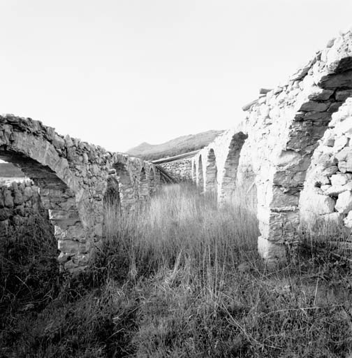 Intérieur de la bergerie : la galerie centrale, vue depuis l'est.