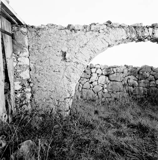 Intérieur de la bergerie, détail : faux joints sur l'un des arcs-diaphragmes, vus depuis le sud.