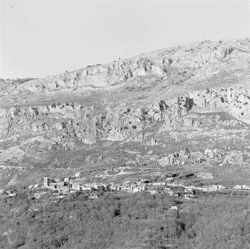 Vue de situation lointaine, depuis le sud-est.