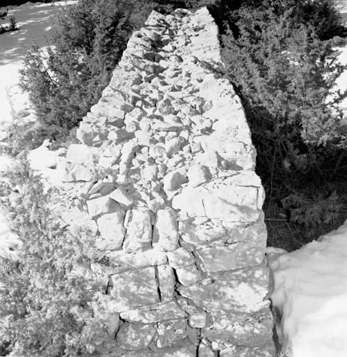 Mur sud, détail : le blocage entre les deux parements, vu depuis l'est. ; Gréolières, la Brasque. Mur sud de la bergerie : le blocage entre les deux parements, vu depuis l'est.