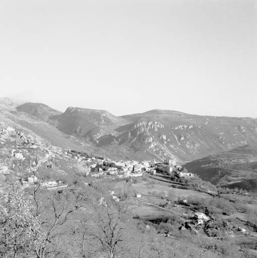 Vue de situation lointaine, depuis l'ouest.