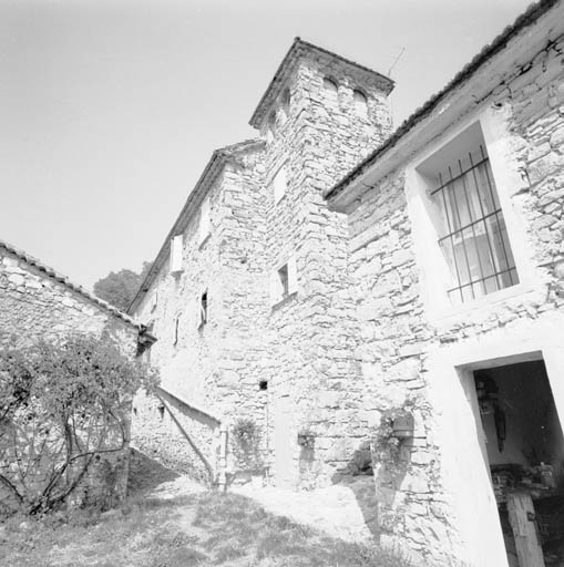 Le bâtiment principal et sa tour, vus depuis l'est.