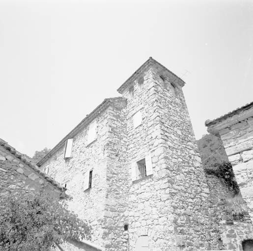 Le bâtiment principal et sa tour, vus depuis le sud-est. ; Roquestéron-Grasse. Le Pous. Ferme. Le bâtiment principal et sa tour, vus depuis le sud-est.