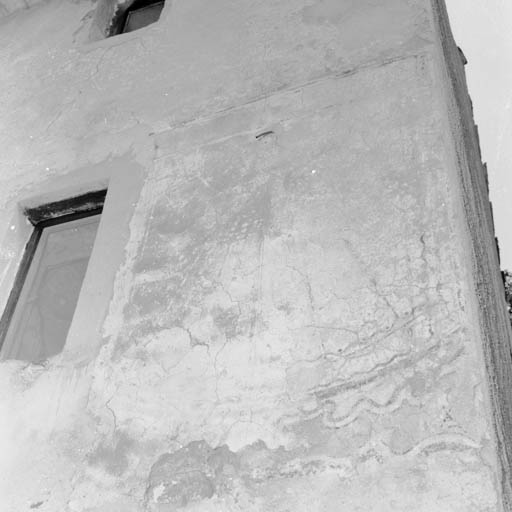 Le pigeonnier : traces d'un cadran solaire peint sur la façade sud.