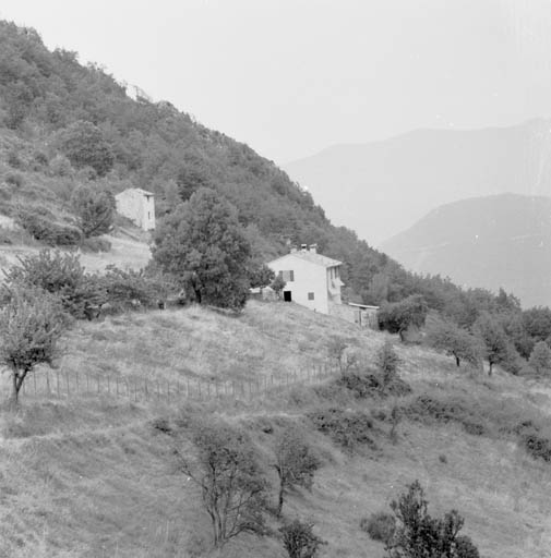 Vue d'ensemble, depuis l'ouest (au centre la ferme, à gauche le pigeonnier).