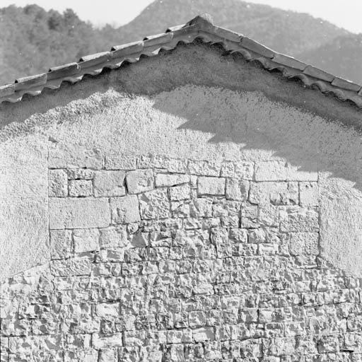 L'élévation antérieure, détail : les traces de l'ancien clocher-mur, vues depuis l'ouest.