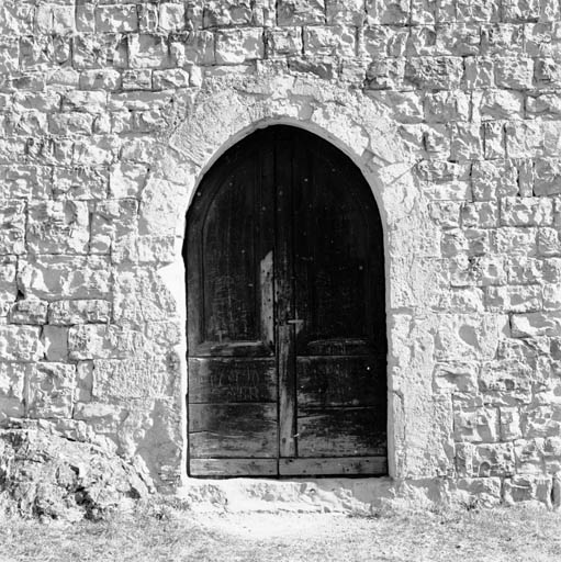 L'élévation antérieure, détail : la porte principale, vue depuis l'ouest.