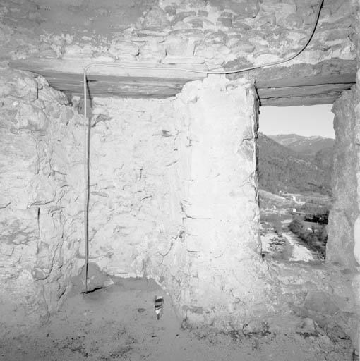 Surélévation fortifiée, vue intérieure : l'urinoir (à gauche), vu depuis le sud-ouest.