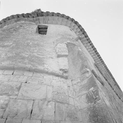 Surélévation fortifiée, vue extérieure : l'urinoir et sa tuile d'évacuation, en encorbellement (en haut, au centre), vus depuis le nord-est.