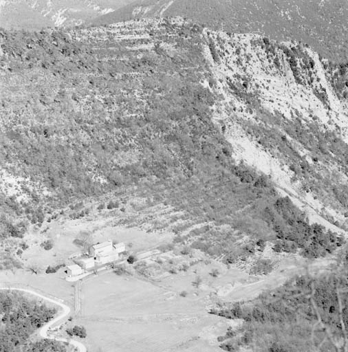 Vue de situation lointaine, depuis le sud-ouest.