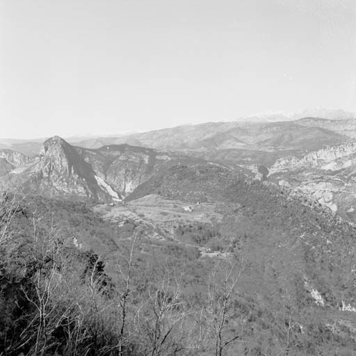 Vue de situation très lointaine, depuis le sud.