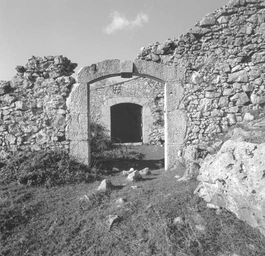 Elévation sud-est, portes. ; Bézaudun-les-Alpes, bergerie de la Puade construite en 1846.