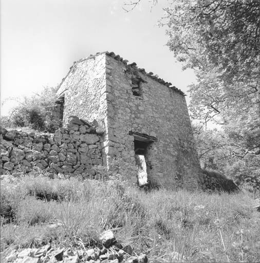 Vue de volume prise du sud. ; Bézaudun-les-Alpes. Bastide du Cheiron. Cabane à deux niveaux,  couverte en tuiles creuses.