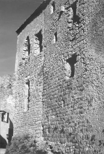 Etat avant restauration : la façade postérieure vue de l'ouest, la construction intitiale (à gauche) et le premier agrandissement (à droite).