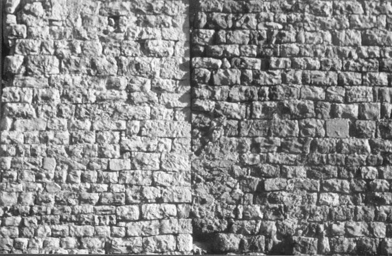 Etat avant restauration : la façade postérieure vue du nord-ouest. Détail : liaison entre la construction initiale (à gauche) et le premier agrandissement (à droite).