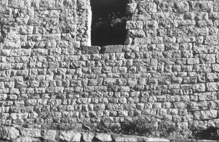 Etat avant restauration : la façade postérieure vue du nord-ouest. Détail : l'appareil de la construction intitiale.