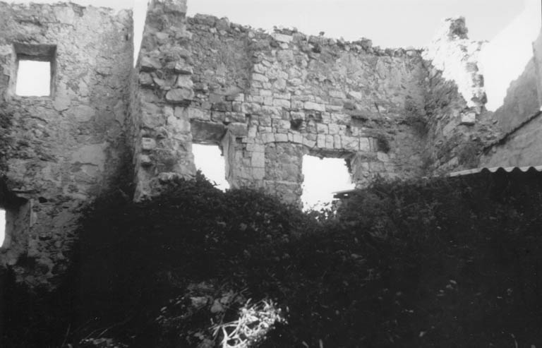 Etat avant restauration : vue intérieure depuis le sud (au centre : la fenêtre géminée, murée).