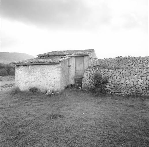 La cabane et la citerne, vues du nord.