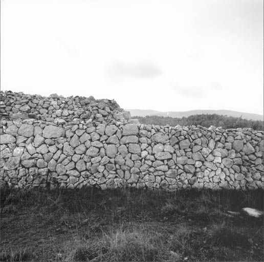 La bergerie vue du nord, détail : l'assemblage du mur en pierres-sèches.