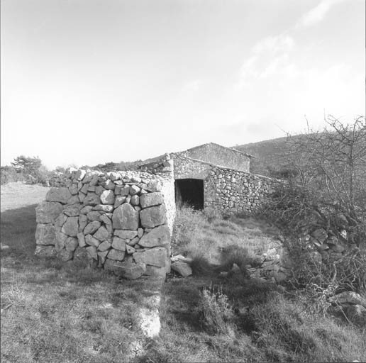 La bergerie, porte de l'enclos vue de l'ouest-nord-ouest, détail : épaississement du mur en pierres-sèches.