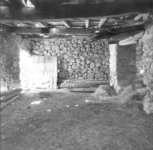 La bergerie : intérieur de la partie couverte, vu du sud-sud-ouest.