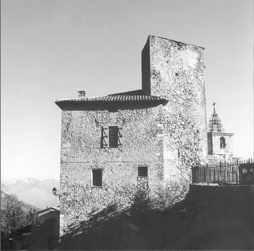 Le château fort. ; Vue d'ensemble depuis le sud-ouest.