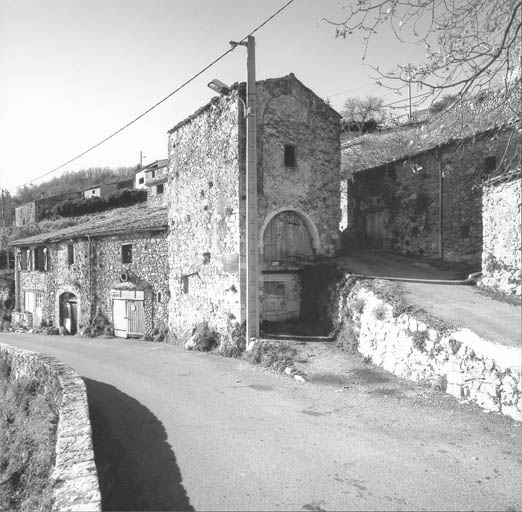 Vue de situation, prise de l'est. ; Bézaudun-les-Alpes. Eglises. Chapelle Saint-Roch, Saint-Sébastien. Vue de situation, prise de l'est.