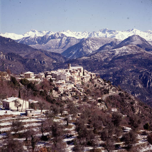 Le village de Bouyon. ; Vue de situation, depuis le sud-ouest.