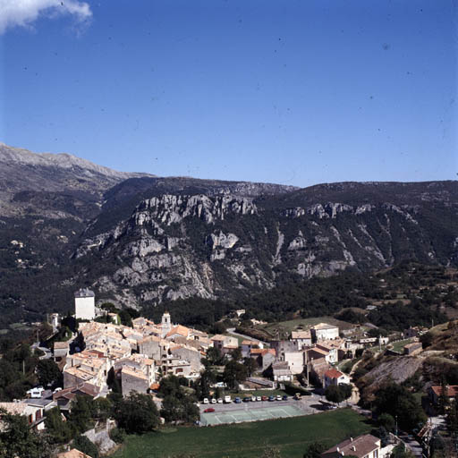 Le village de Cipières. ; Vue de situation, depuis l'ouest.