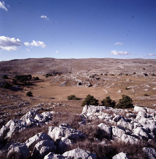 Vue de situation lointaine, depuis le sud-est. ; Cipières, site des les Baumes.