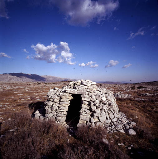 La borie près de la doline : vue d'ensemble depuis le sud-ouest. ; Cipières. Les Baumes. La borie près de la doline : vue d'ensemble depuis le sud-ouest.