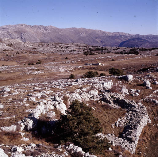 Partie orientale du Plateau de Calern : au premier plan un petit enclos à moutons, au second plan les lieux-dits Les Poumeirès (au centre), Vaumeillane (à gauche) et La Clapoua (au centre en haut), en arrière plan la montagne du Cheiron (à gauche) et son prolongement vers l'est. ; Partie orientale du  Plateau de Calern vue vers le nord-est : au premier plan un petit enclos rectangulaire, au second plan les lieux-dits Les Poumeirès (au centre), Vaumeillane (à gauche) et La Clapoua (au centre en haut), en arrière plan la montagne du Cheiron (à gauche) et son prolongement vers l'est.