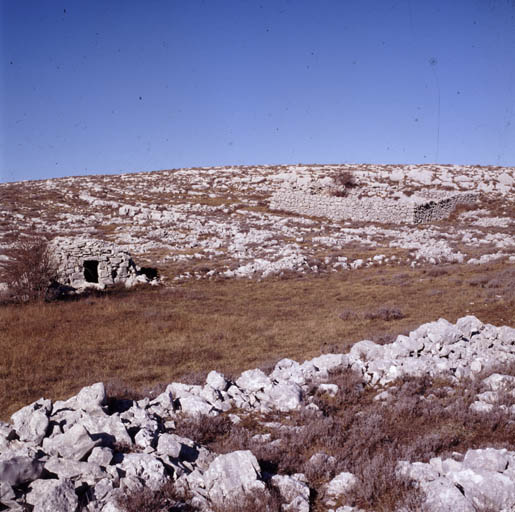 Partie centre sud du Plateau de Calern, entre les lieux-dits Les Baumes et Les Poumeirès : doline aménagée, enclos rectangulaire et cabane (borie) de pierres-sèches (cadastre section G, parcelle 196), vus depuis le sud-ouest.