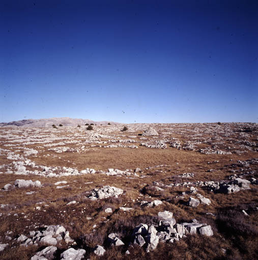 Vue de situation lointaine depuis le sud-ouest.