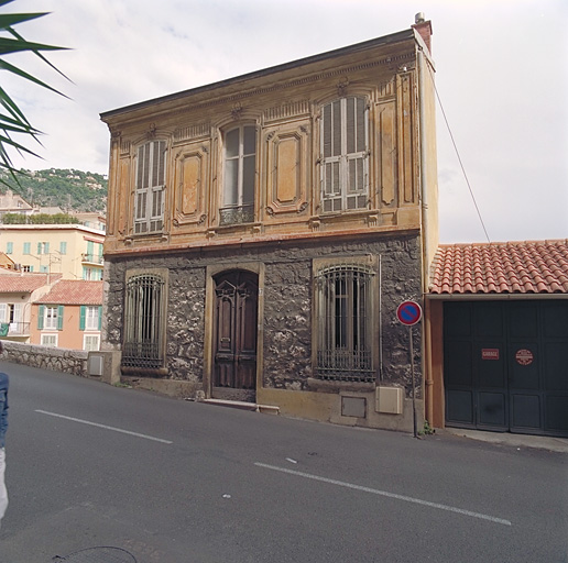 Vue d'ensemble de la façade ouest.