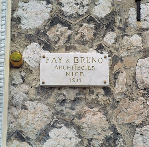 Vue de détail de la plaque d'architecte située à l'est du garage, sur la façade sud.