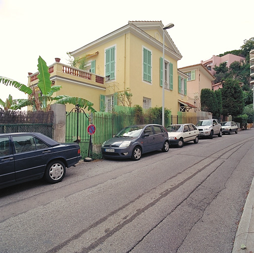 Vue en perspective de la façade nord de la villa, depuis l' Est.