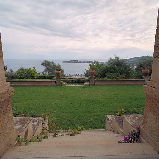 Vue partielle des terrasses situées dans l'axe de la façade sud.