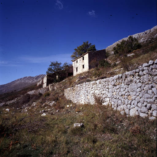 Vue de situation, depuis le sud-est. ; Coursegoules. Vespluis. Ferme. Vue de situation, depuis le sud-est.