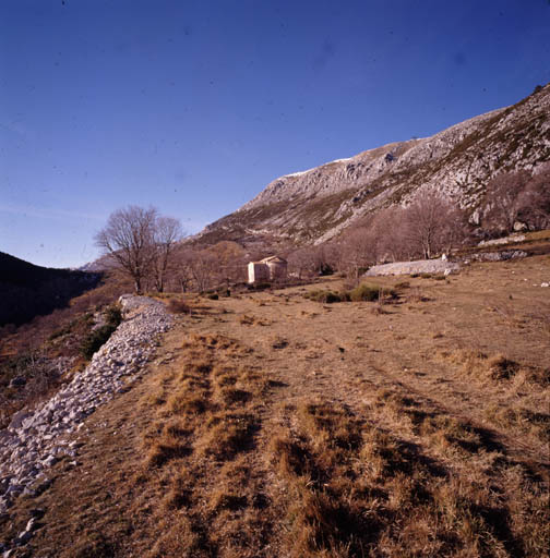 Vue de situation, depuis l'est.