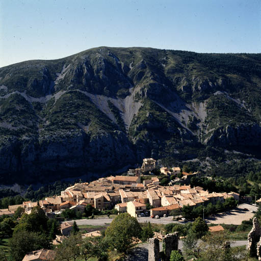 Le village de Gréolières. ; Vue d'ensemble, depuis le nord.