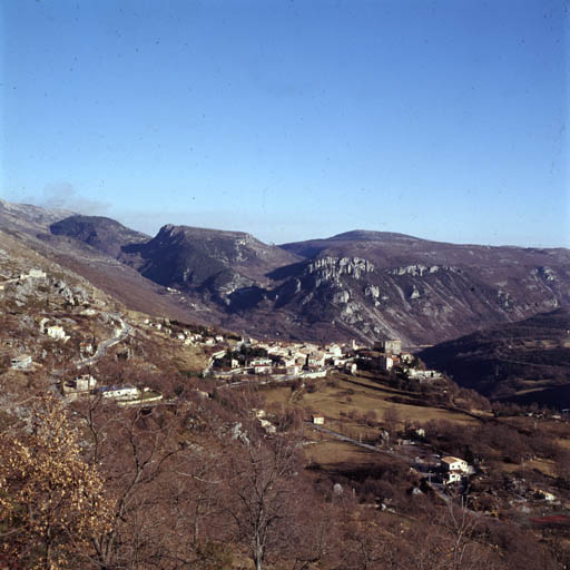 Le village, vue de situation. ; Vue de situation lointaine, depuis l'ouest.