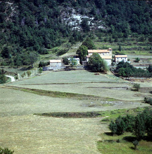 Vue d'ensemble depuis le sud. ; Roquestéron-Grasse. Le Pous. Ferme. Vue d'ensemble depuis le sud.