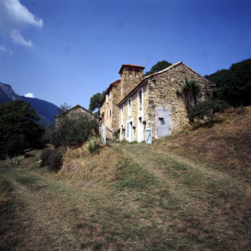 Ferme dite bastide du Pous. Vue de situation. ; Vue de situation depuis l'est.