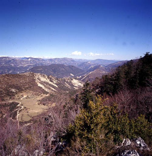 Vue de situation très lointaine, depuis le sud-ouest.