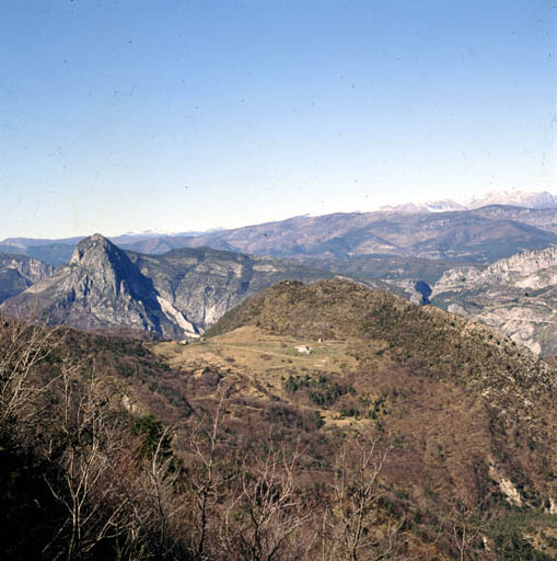 Vue de situation très lointaine, depuis le sud.