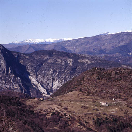 Vue de situation. ; Roquestéron-Grasse. Gerbière. Ferme. Vue de situation.