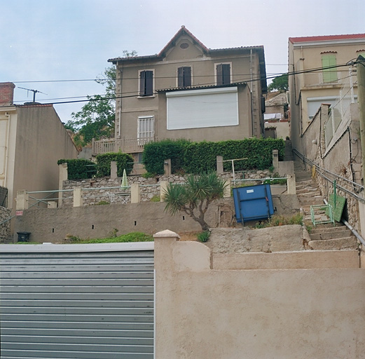 Fig. 48 - Maison (de villégiature ?), 74 chemin de la Nerthe (parcelle O 71), construite en 1933 pour Emile Colombet, commissionnaire à Mazargues. Vue d'ensemble avec garage, jardin en restanque, escalier latéral et façade principale.