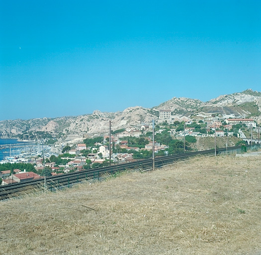 Vue du quartier des Riaux prise des abords du chemin Luzzati à l'Estaque, quartier des Piches.